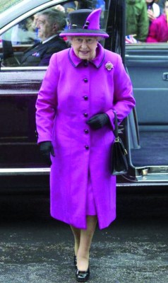 La regina Elisabetta in una delle sue mise proverbiali e individuabilissima