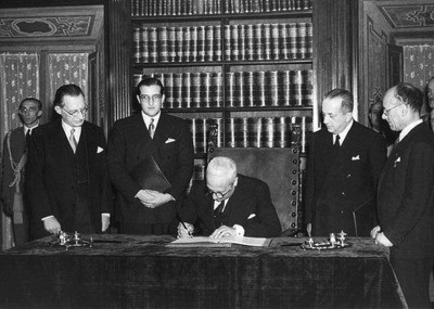 Il presidente della Repubblica Enrico De Nicola firma la Costituzione alla presenza di Alcide De Gasperi (Presidente del Consiglio) e Umberto Terracini (Presidente Assemblea Costituente)