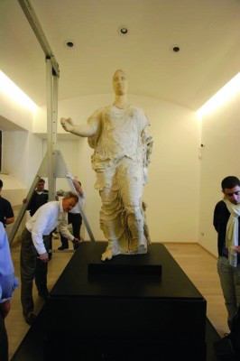Il montaggio della Venere di Morgantina nel museo di Aidone