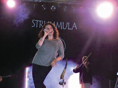 Giovanna Manola, cantante degli Strummula e regista dello spettacolo che andra