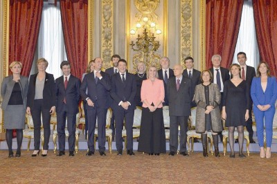 Il Presidente napolitanto con Renzi ed i suoi ministri (foto tratta dal sito del Quirinale)