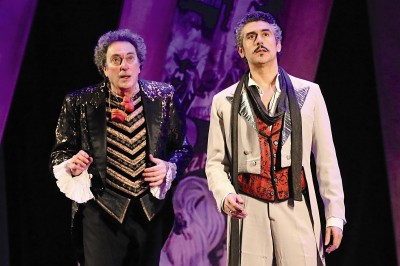 Da sinistra Angelo Tosco e David Coco (Foto di Antonio Parrinello  per il teatro Stabile durante lo spettacolo Cyrano De Bergerac)