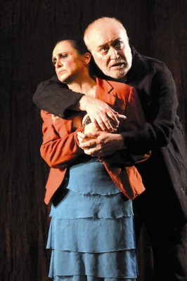 Foemina ridens - Guia Jelo e Miko Magistro durante una scena