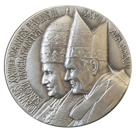 la medaglia di commemorazione della canonizzazione dei due papi