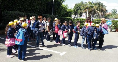I ragazzi delle due quinte (C e D) della Scuola Rimini plesso di Ficarazzi in fila per gli uffici